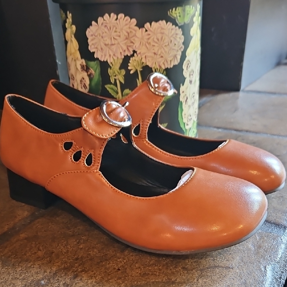 Mary Jane’s Retro StyleTan Women's Comfortable Flats with Buckle NWOT Size 40